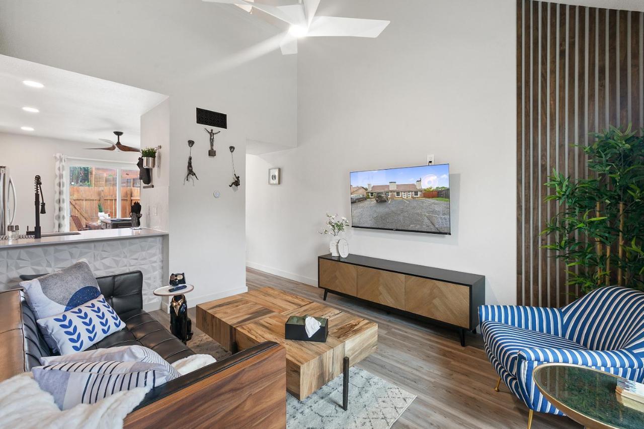 Contemporary Couples Getaway Near Austin Favorites - Loft 21 Leilighet Eksteriør bilde