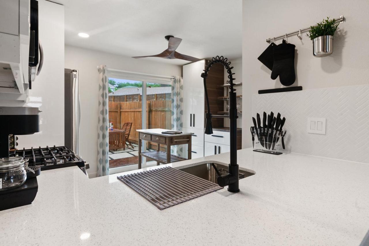 Contemporary Couples Getaway Near Austin Favorites - Loft 21 Leilighet Eksteriør bilde